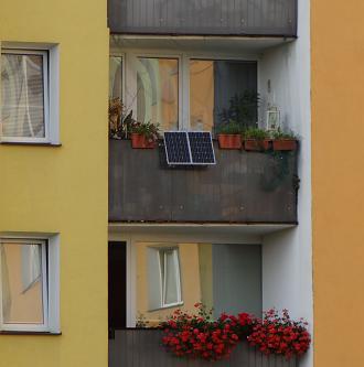 Baterie słoneczne na balkonie, baterie sloneczne, blok